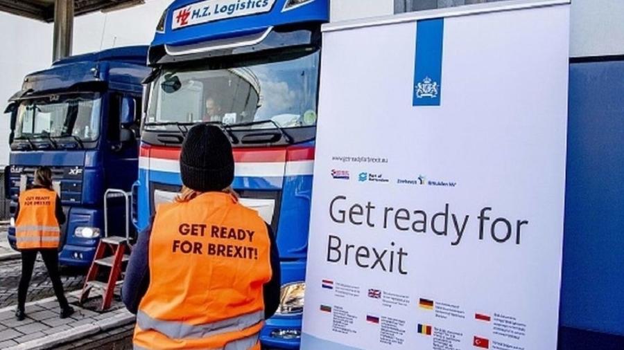 Motoristas sendo alertados para impactos do Brexit no terminal de Rotterdam, na Holanda; transportar produtos como carnes e laticínios para consumo pessoal passa a ser proibido - Getty Images