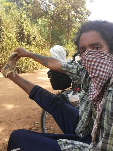 Alongamento antes de enfrentar mais pedaladas - Arquivo pessoal - Arquivo pessoal