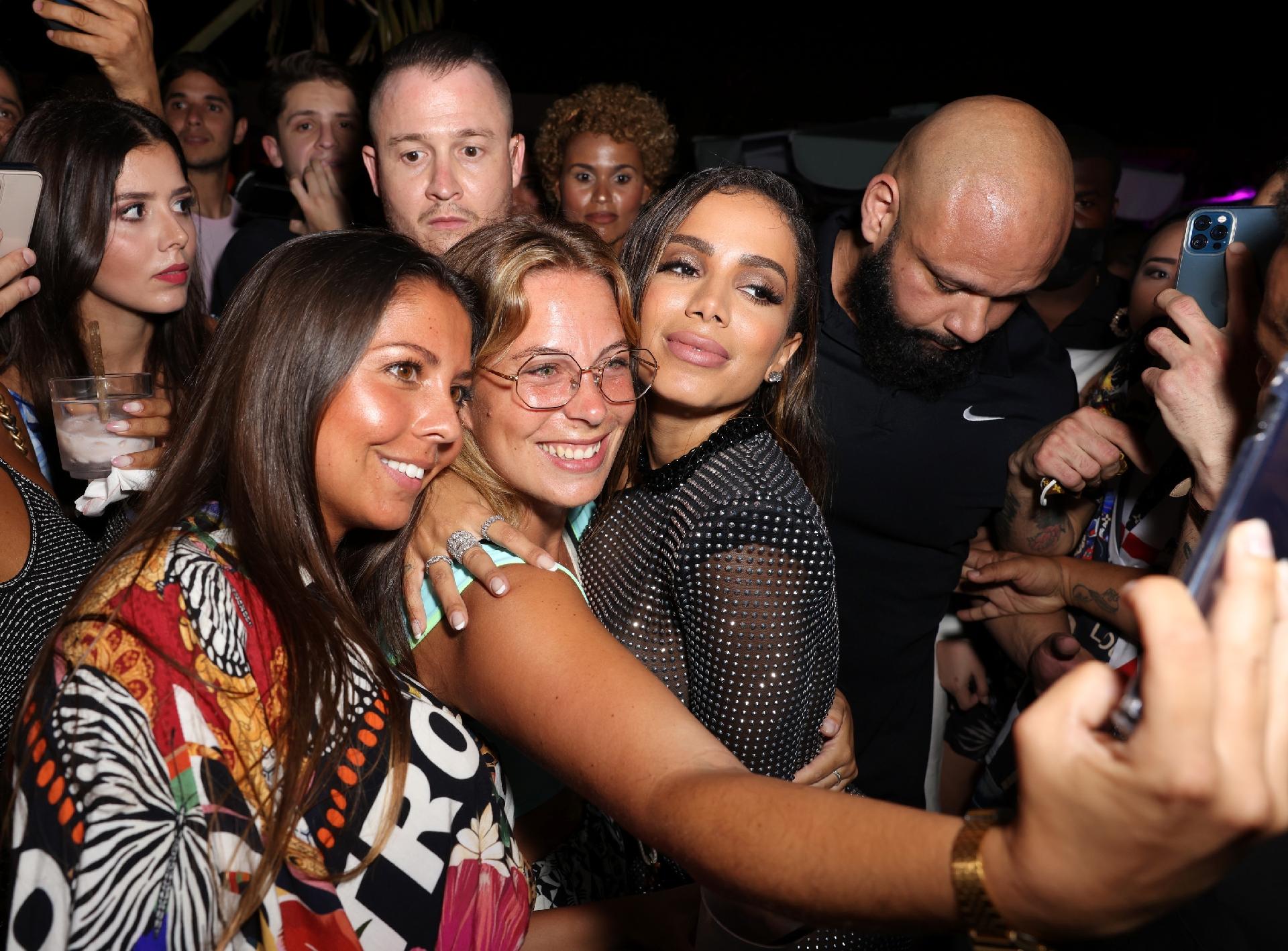 Anitta tira foto com convidados no lançamento de "Girl From Rio" em Miami -
                                                    Alexander Tamargo/Getty Images