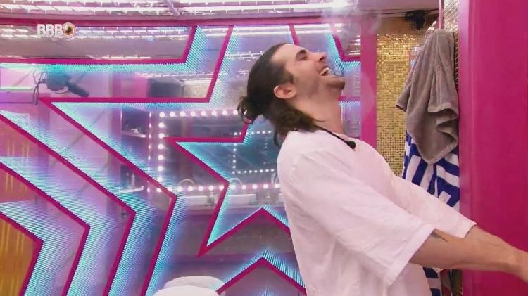 BBB 21: Fiuk abre porta do banheiro reservado ocupado por Juliette - Reprodução/Globoplay - Reprodução/Globoplay