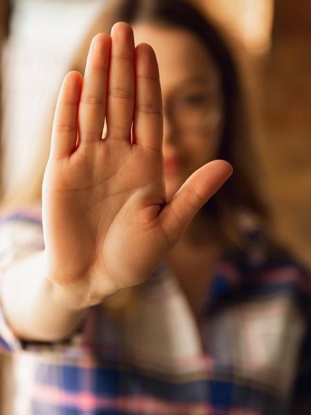 Os riscos do feminicídio é o tema da campanha lançada neste sábado (20), com o slogan "Violência contra a mulher: sua evolução leva ao feminicídio. Observe os sinais. Denuncie" - Getty Images/iStockphoto