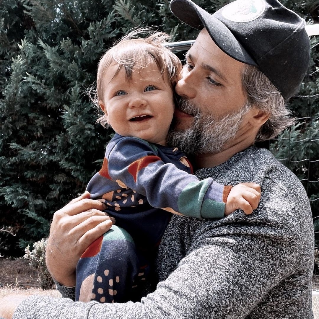 Foto: Filho bebê de Bruno Gagliasso faz careta em viagem e ator imita:  'Acha graça' - Purepeople