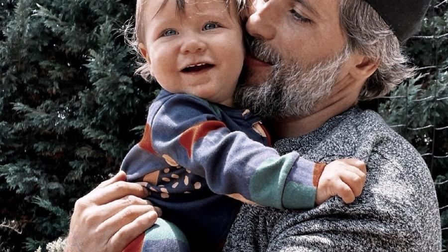 Zyan, filho caçula de Bruno Gagliasso e Giovanna Ewbank, assumiu que estragou a cadeira - Reprodução/Instagram