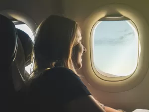 Nem um filminho? Fazer nada durante as viagens de avião é nova tendência 