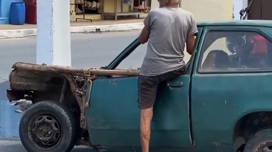 Homem entra em carro apoiado por estacas no Ceará - Reprodução