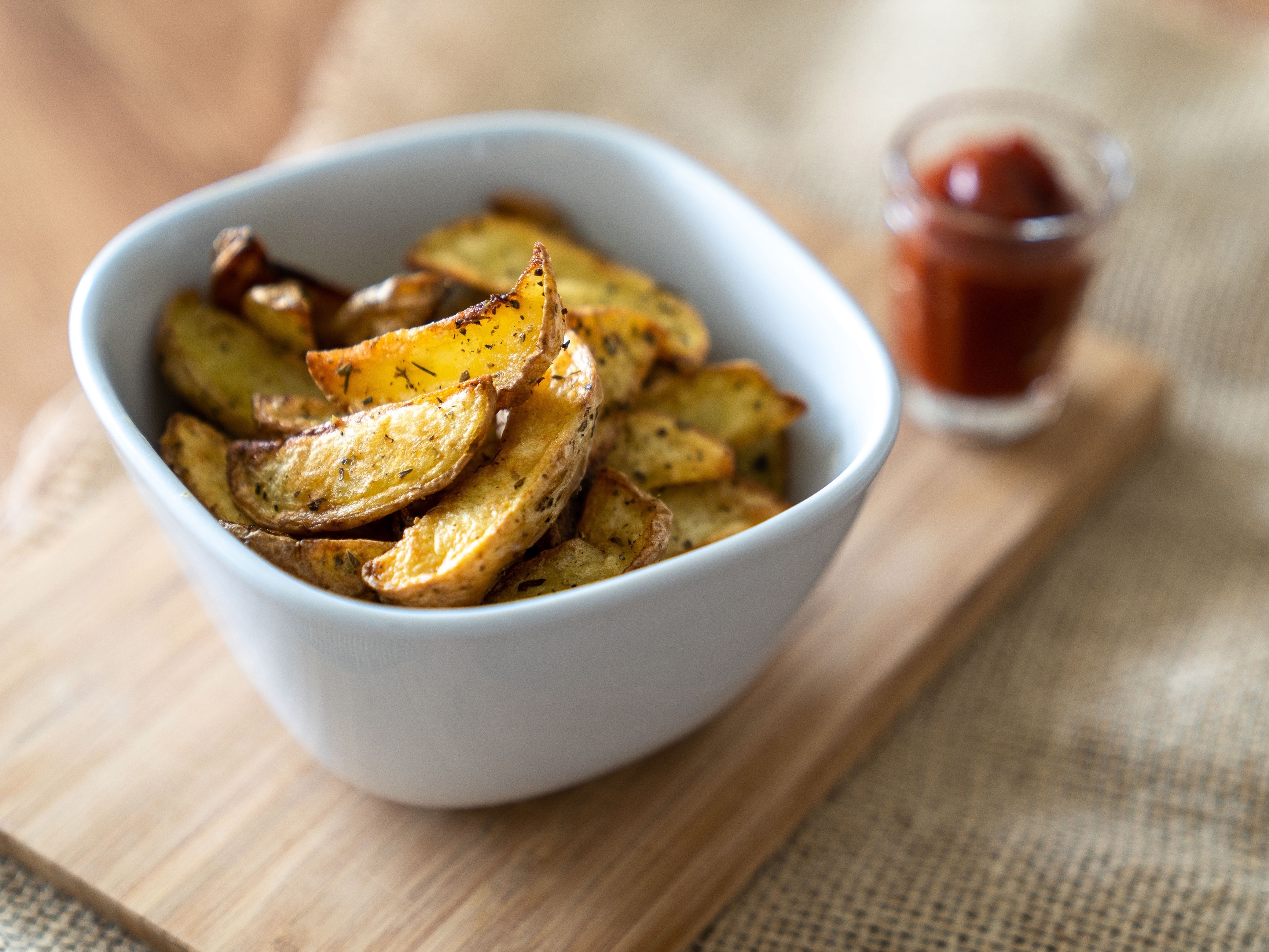 Batata rústica na airfryer: veja a receita fácil que fica igual a