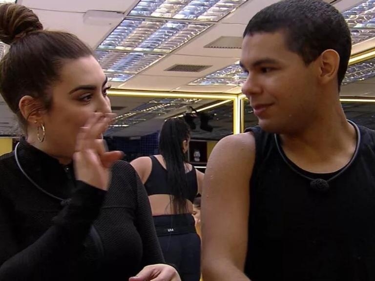 Naiara diz para Vyni que não sabe em quem votar para o paredão