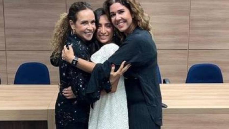 Daniela Mercury e Malu Verçosa abraçam a filha, Marcia, em formatura - Reprodução: Instatgram