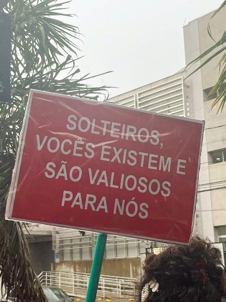 Foliões fazem proposta para solteiros com placa durante Carnaval em SP - Bruna Calazans/UOL