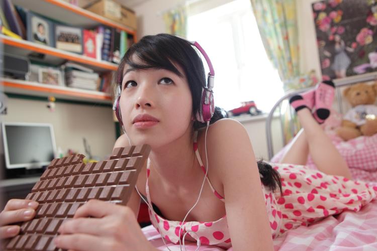 Música mais 'amarga' acentuou emoções negativas em quem estava comendo chocolate, segundo pesquisa