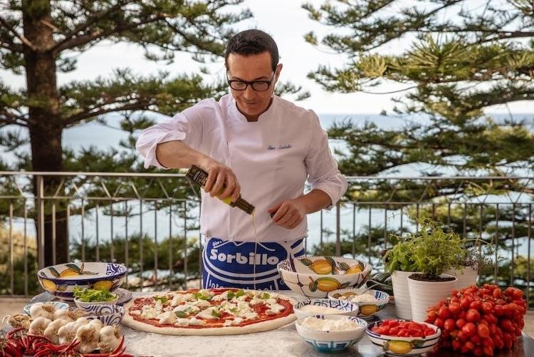 O chef pizzaiolo Gino Sorbillo, que recriou a receita encontrada em Pompeia