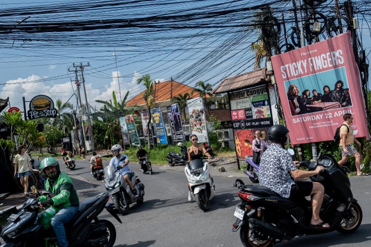 Turistas circulam por Canggu, na ilha de Bali, na Indonésia