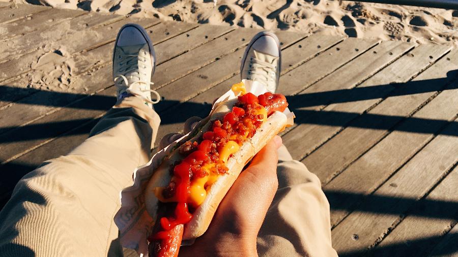 O cachorro-quente se tornou uma atração por si só nos calçadões das praias de Coney Island, em Nova York