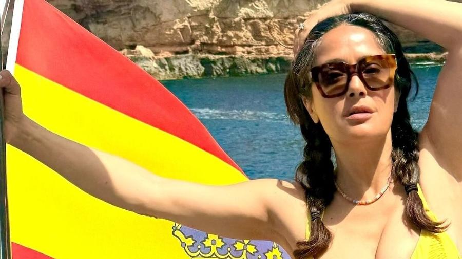 Salma Hayek faz passeio de lancha pela Espanha