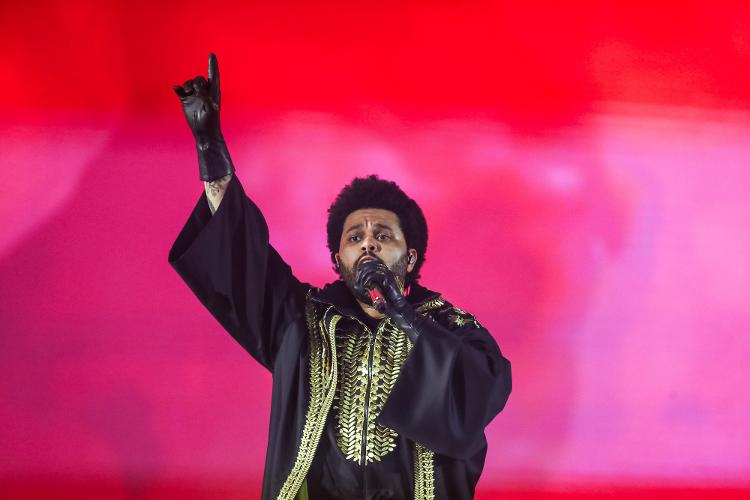 O cantor The Weeknd durante show no Morumbis, no sábado (7), em São Paulo