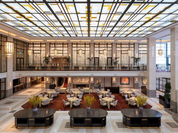 Este, sim, é o lobby. Repare no teto de vitrais restaurados