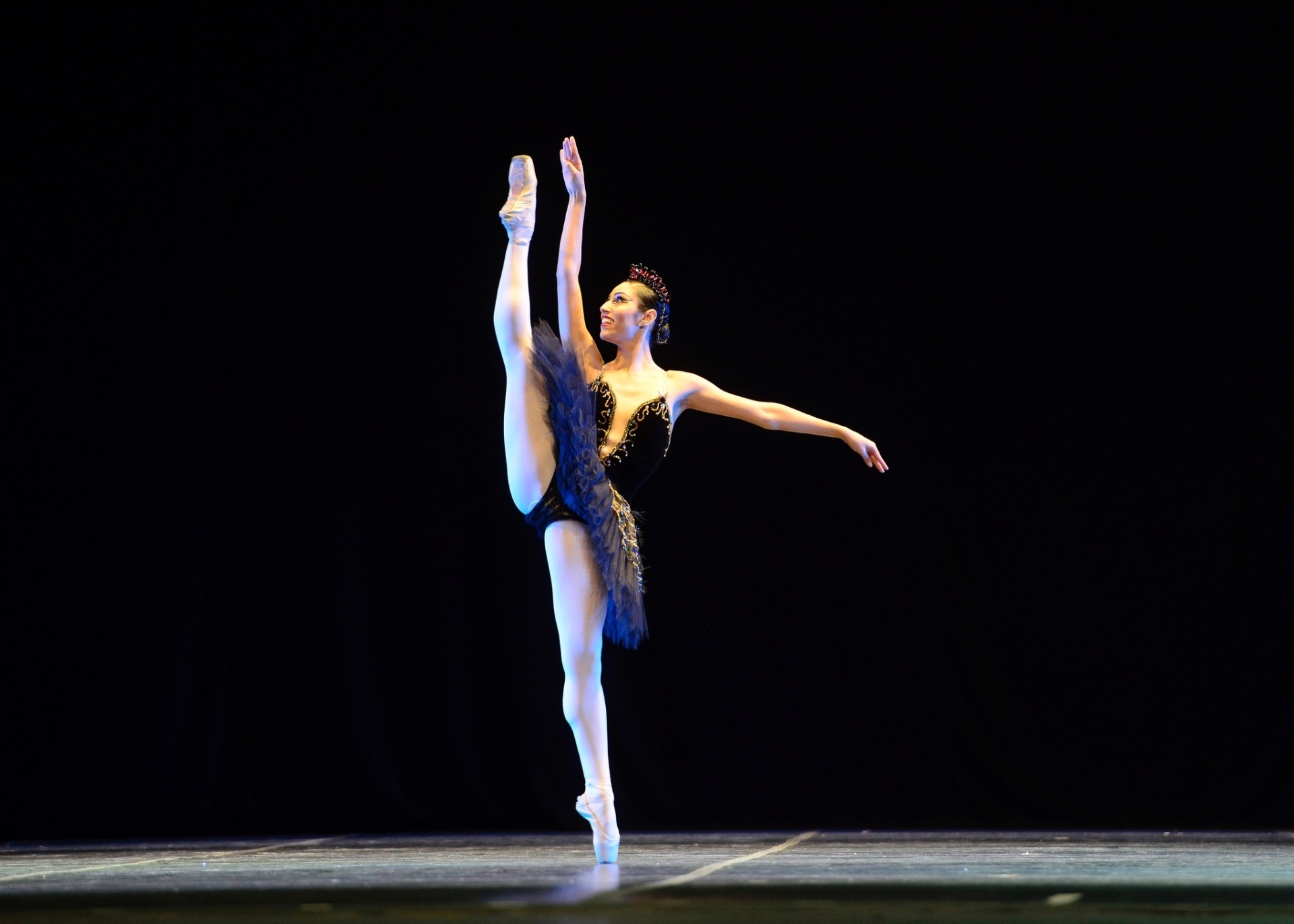 24.jul.2015 - Na categoria Balé Clássico de Repertório - Variação Feminina - Sênior do 33º Festival de Dança de Joinville, o primeiro lugar ficou com a bailarina Isabella Rodrigues, do Raça Centro de Artes de São Paulo, com a coreografia "Odile" - Nilson Bastian/Divulgação