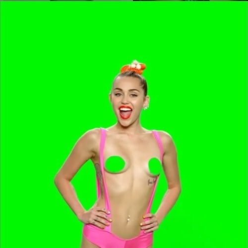4.ago.2015 - Apresentadora do  MTV Video Music Awards 2015, da MTV,  Miley Cyrus compartilhou no seu Instagram na noite desta terça-feira um vídeo de divulgação do evento. Nas imagens, a cantora aparece com os seios de fora