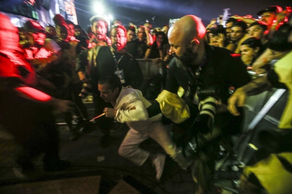 25.set.2015 - Mike Patton, vocalista do Faith No More, fez um "stage dive" no final da música "Caffeine", e foi escoltado de volta ao palco pelos seguranças, durante o quinto dia do Rock in Rio 2015. - EFE