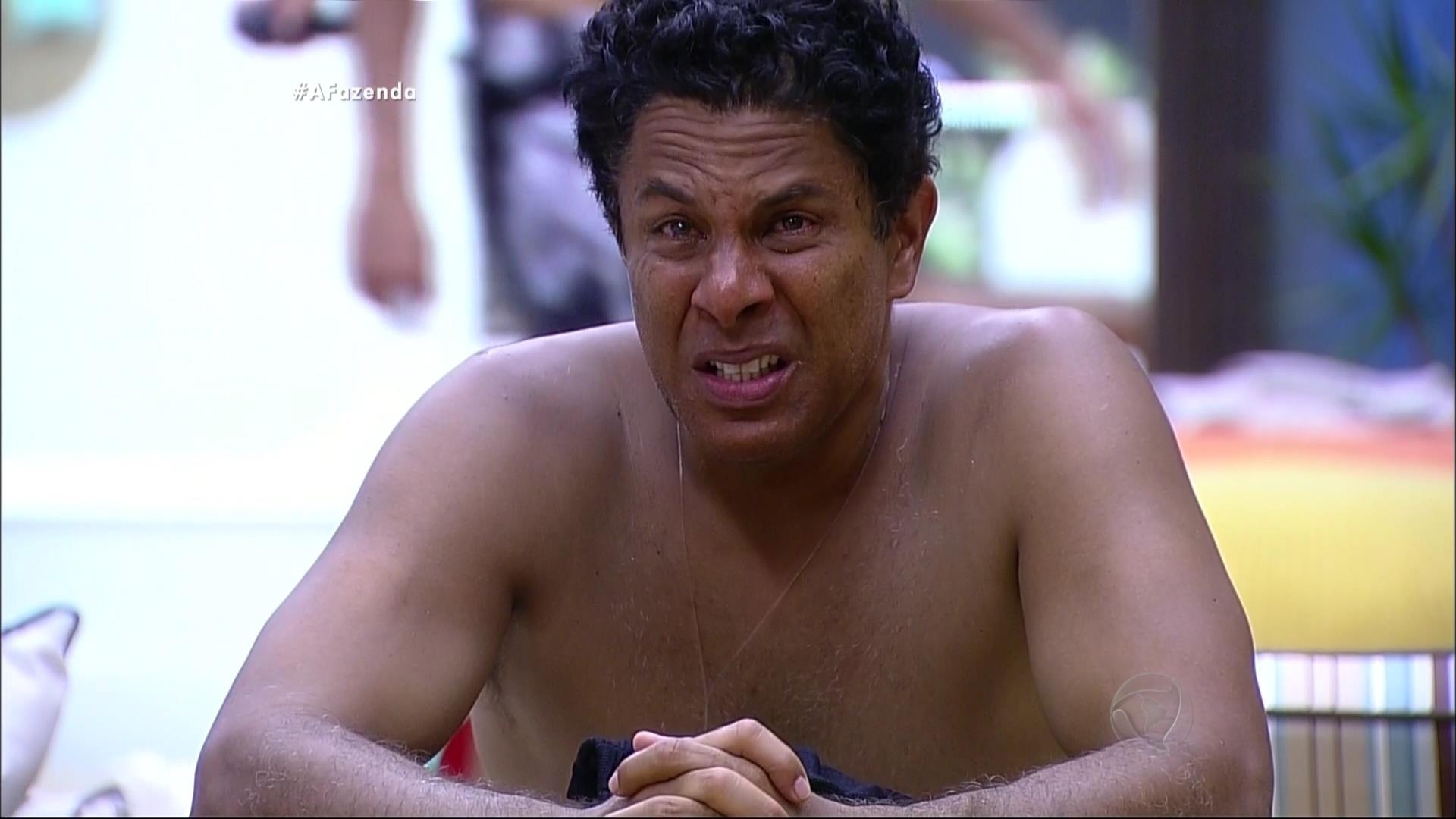 16.out.2015 - Luka chora após ouvir a punição que determinava que os peões ficariam sem água e sem gás por 24 horas - Reprodução/Record