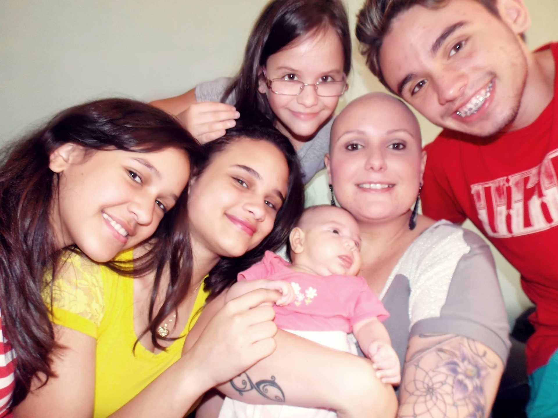 Levei um susto ao engravidar pela quinta vez. Queria mais um filho, mas não tinha condições financeiras. Com a gestação, outra surpresa: meus seios cresceram, assim pude sentir o nódulo e descobri, em abril deste ano, que estava com câncer de mama em estágio avançado. Na 30ª semana de gravidez, fiz a mastectomia radical do seio esquerdo e na 34ª, comecei as sessões de quimioterapia. - Arquivo pessoal