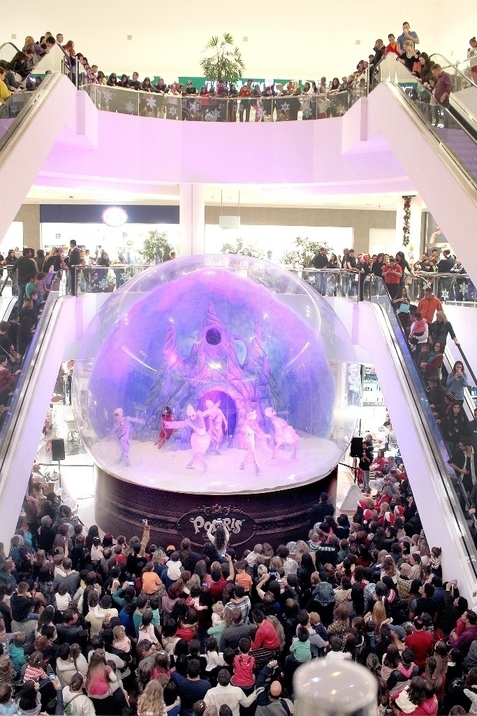 Até dia 17 de dezembro, 13 artistas, entre bailarinos, cantores, atores e acrobatas, apresentam o espetáculo "Polaris. Um Sonho de Natal", em cenário com neve e montanha. O espetáculo de Natal tem sessões gratuitas todas as quartas e quintas-feiras, às 20h30, no Shopping Palladium (avenida Presidente Kennedy, 4121, Portão). - Divulgação