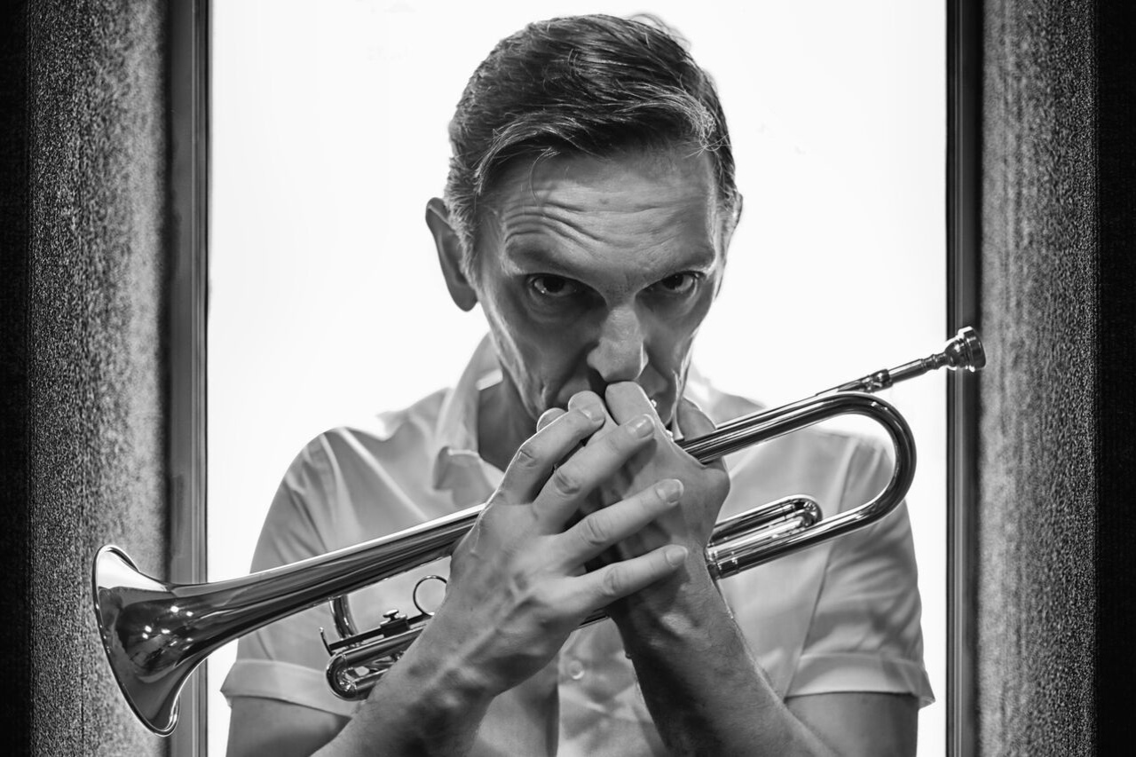 Em sua estreia no teatro, Paulo Miklos vive o lendário músico de jazz Chet Baker na peça "Chet Baker - Apenas Um Sopro". "Ser ator foi uma extensão do intérprete que já era na música", avalia o artista, que ainda segue carreira com a banda Titãs - Victor Iemini