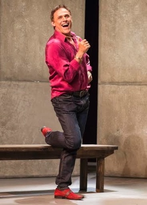 Oscar Magrini interpreta um delegado gay na peça "5 Homens e Um Segredo" - Páprika/Divulgação