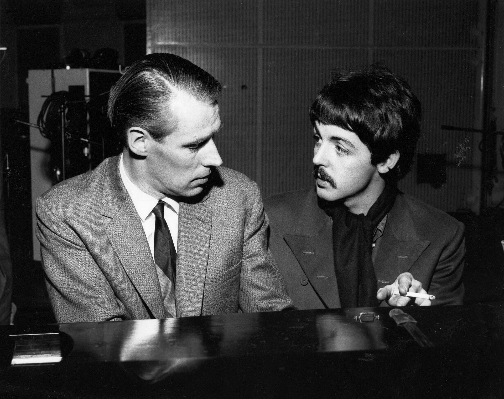 Paul McCartney conversa com George Martin em 1967, ano do lançamento do maior clássico da colaboração: "Sgt. Peppers Lonley Hearts Club Band" - David Graves/Rex/Shutterstock