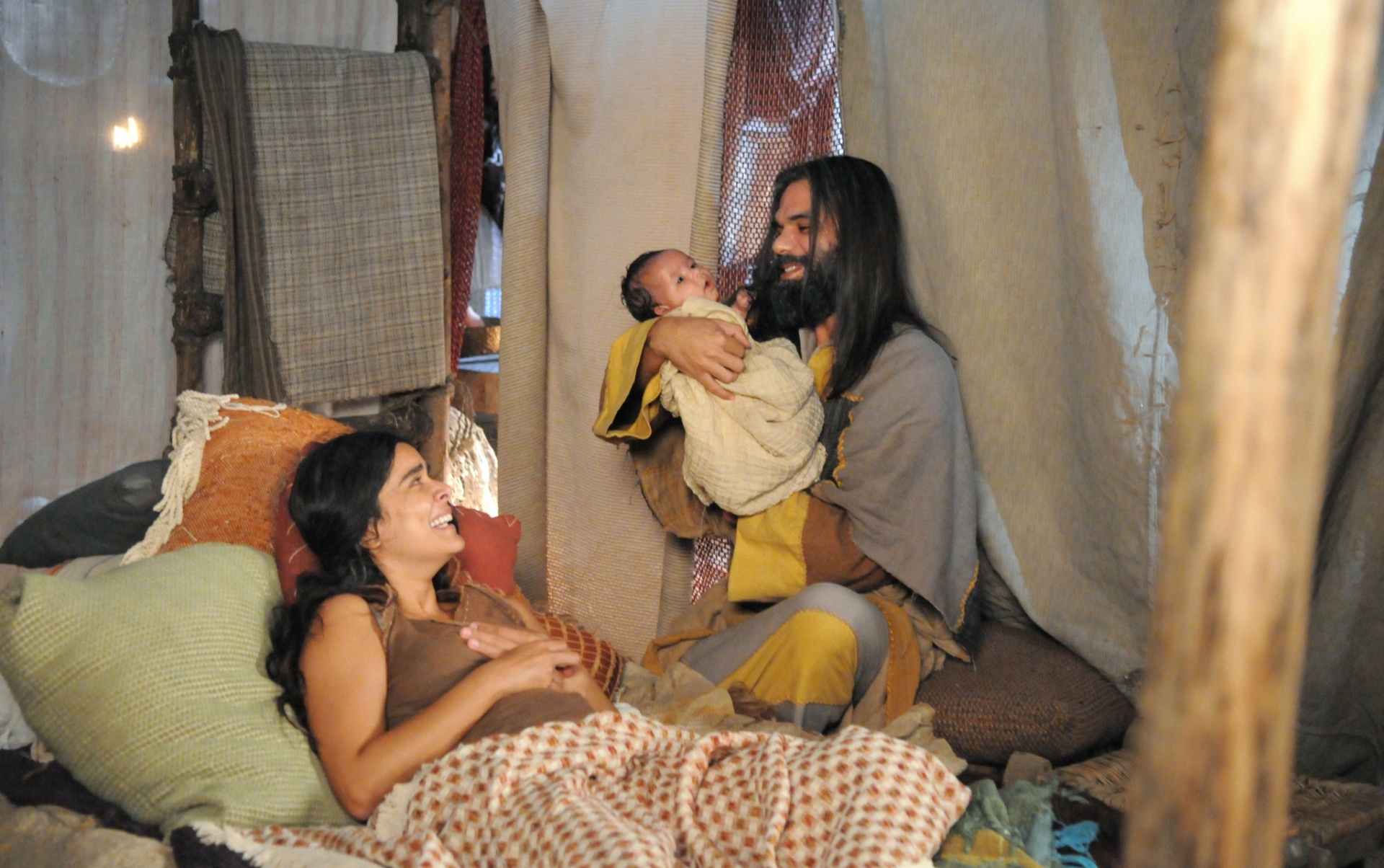 Abigail (Bianka Fernandes) dá à luz uma menina em "Os Dez Mandamentos - Nova Temporada" - Munir Chatack/Record