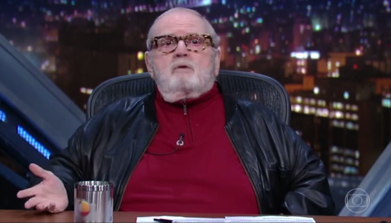 27.abr.2016 - Em seu programa, Jô se emociona ao falar da intolerância política e defende José de Abreu e Chico Buarque - Reprodução /TV Globo