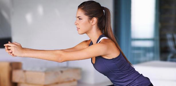 Mulher fazendo agachamento - iStock - iStock