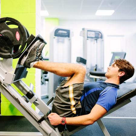 Aparelhos como o Leg Press 45 (foto), não são indicados para o uso doméstico, a menos que haja uma sala exclusiva e espaçosa para a academia - Getty Images - Getty Images
