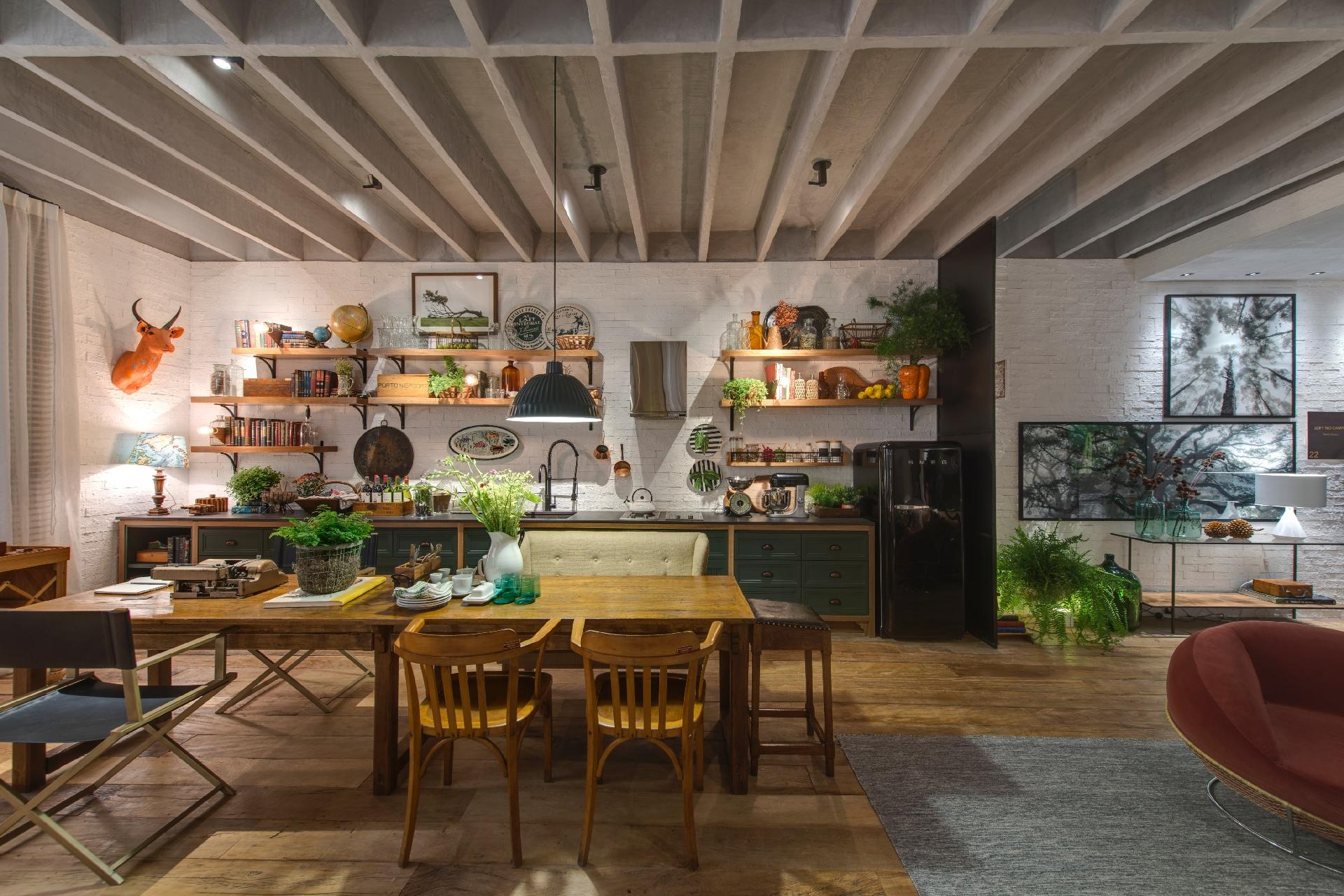 Paola Linhares é a responsável pelo Loft do Campo, na edição 2016 da Casa Cor SP. A imensa bancada em estilo campestre tem gavetas verdes com aspecto antigo, mas é equipada com utensílios modernos como a coifa compacta, a geladeira Smeg, o cooktop e as torneiras da Deca, que, por serem maleáveis, podem ser manipuladas e 'levadas' de um lado para outro - Katia Kuwabara/UOL