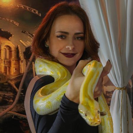 Juliana Silveira, que será a rainha Kalesi de "A Terra Prometida", com a píton albina Pandora - Marco Antonio Teixeira/UOL - Marco Antonio Teixeira/UOL