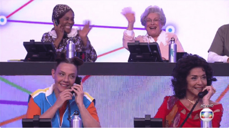 2.jul.2016 - Alguns atores da Globo relembraram personagens de sucesso durante o chamado "mesão da esperança" na campanha "Criança Esperança", na tarde deste sábado (2) - Reprodução/TV Globo