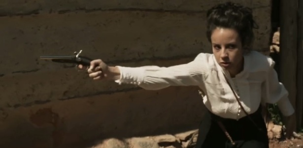 Joaquina (Andreia Horta) invade Vila Rica armada em "Liberdade, Liberdade" - Reprodução/TV Globo - Reprodução/TV Globo