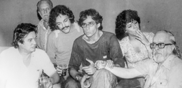 Maestro Edson Frederico (ao centro) com Tom  Jobim, Toquinho, Miucha e Vinicius de Moraes,  durante baile dos artistas, década de 70  - Reprodução - Reprodução