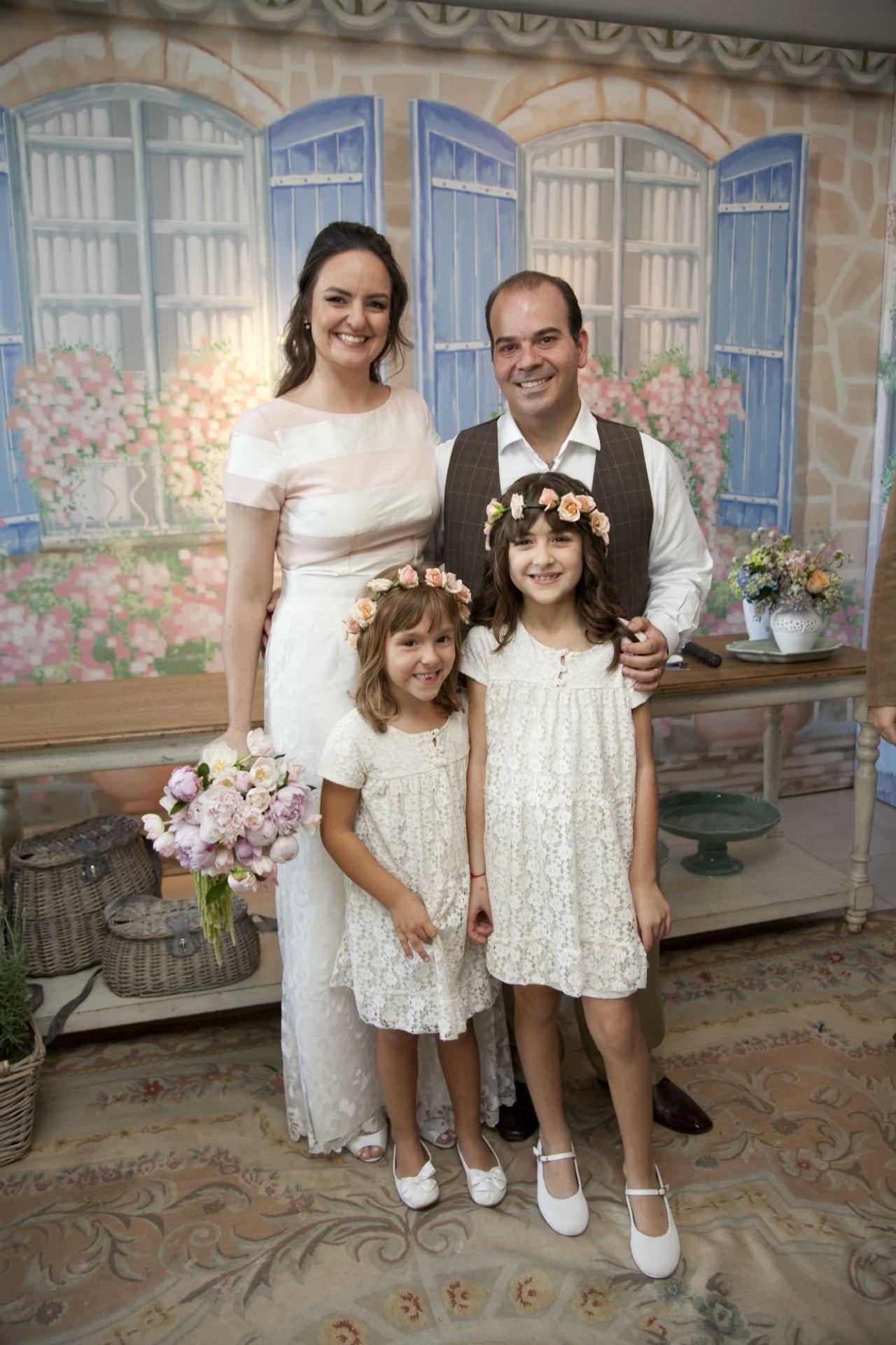 Mesmo com uma lista de convidados bastante reduzida, a noiva não abriu mão das tradicionais daminhas de honra. Como o casamento foi diurno e com apenas 30 convidados, o clima era leve e descontraído (imagem de personagem, usar apenas no respectivo material) - Maíra Preto/ Divulgação