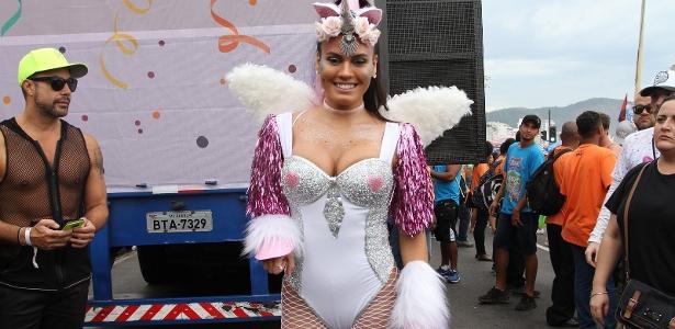 A atriz Letícia Lima se vestiu de unicórnio para curtir a folia do Bloco da Favorita, que agita os cariocas na orla de Copacabana - Brazil News - Brazil News