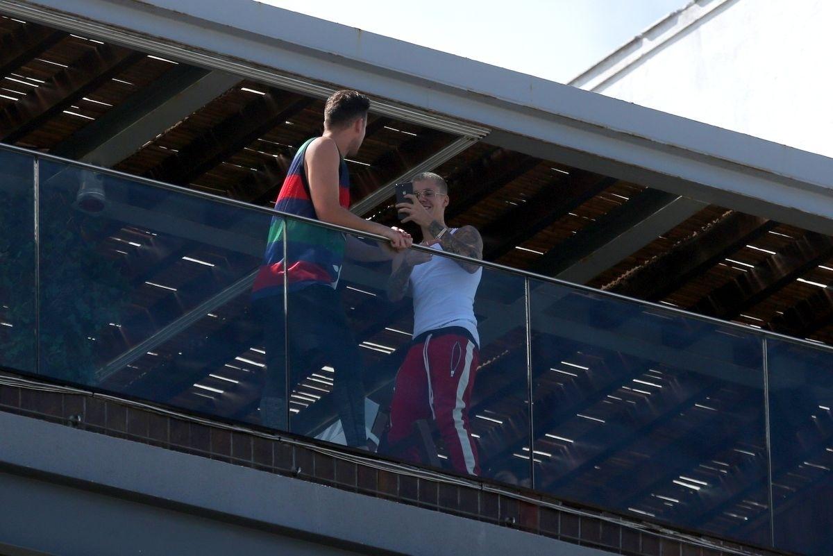 Em seu primeiro dia no Brasil, Justin Bieber aproveitou para fazer selfies na fachada do hotel em que está hospedado, no Rio de Janeiro - André Freitas/AgNews