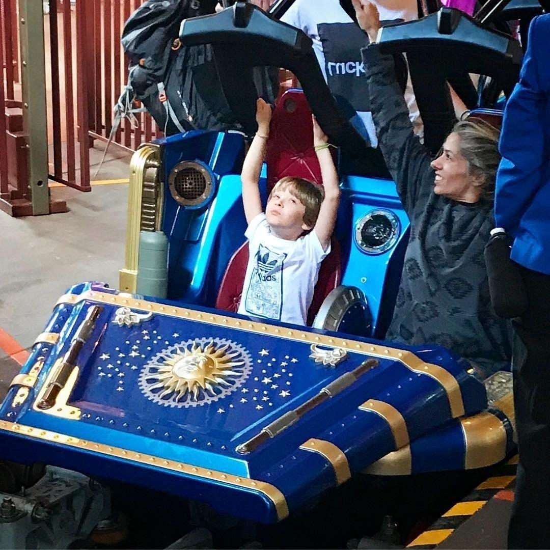 Borá ir na montanha-russa com a mamãe Adriane - Reprodução/InstagramVittoriogioficial