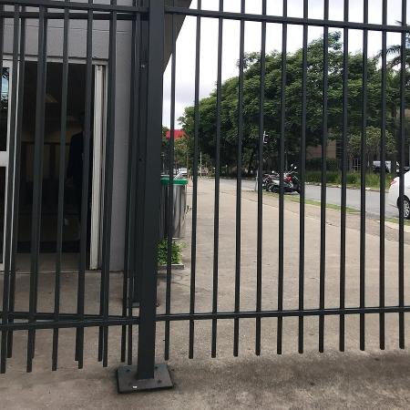 Nicolas Prattes postou foto do portão da Globo vazio depois de marcar encontro com fãs - Reprodução/Twitter - Reprodução/Twitter