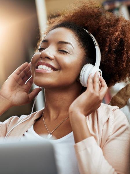 mulher ouvindo música - Getty Images - Getty Images