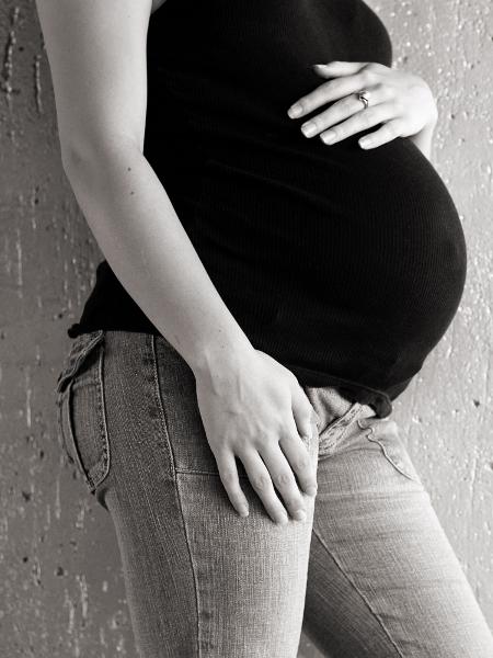 A gravidez na adolescência ainda persiste em grande número no Brasil - Getty Images