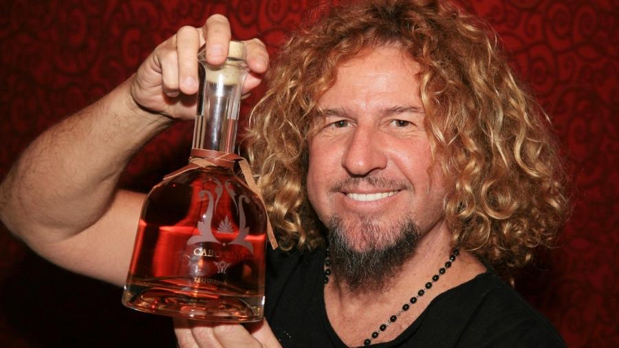 O vocalista Sammy Hagar, ex-Van Halen, segurando sua própria tequila - Reprodução
