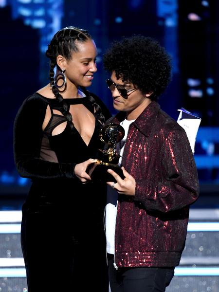 Alicia Keys entrega prêmio de gravação do ano para Bruno Mars no Grammy 2018 - Getty Images