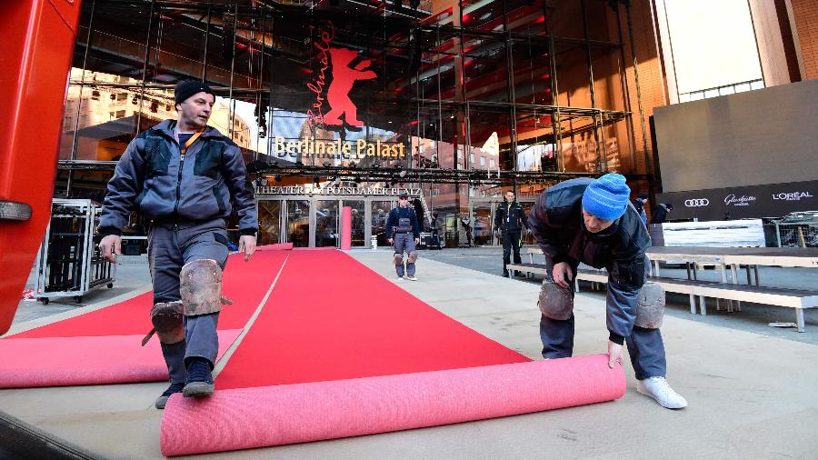 Funcionários montam o tapete vermelho para a edição 2018 do Festival de Berlim - Tobias Schwarz/AFP Photo