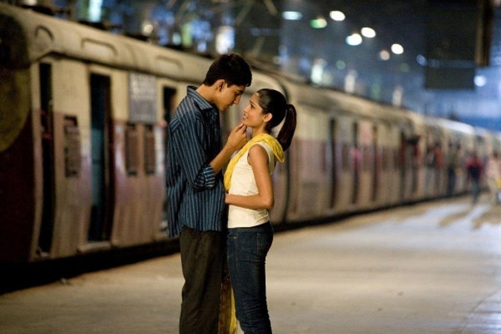 Dev Patel e Freida Pinto em cena de "Quem Quer Ser um Milionário?" (2008) - Divulgação