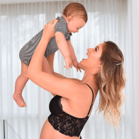 Andressa Suita mostra barriga de 5 meses da gravidez e mima Gabriel - Reprodução/Instagram/andressasuita